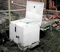 Чешский аэротенк сделан из твердого теплоизоляционного материала: его закапывают в землю, оставляя на поверхности только люк